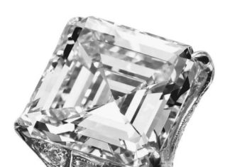 Diamond Rings : Regilla ⚜ Art Deco platinum ring with side bullet-shaped diamonds…