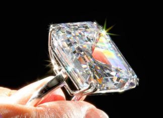 Diamond Rings : White diamond ring, 52.82 carats…
