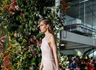 Fashion : afashionlines:
jeeez-louise:
Jason Wu Spring 2018…