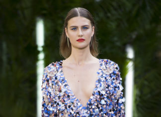 Fashion : fashiondailymag:
loving these paillettes viaGALIA LAHAV couture…