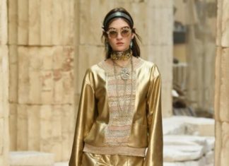 Fashion : fdmlovesfashion:
fashiondailymag:
CHANEL GOLD. cruise 2018….