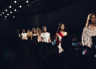 Fashion : @noonbynoor SS18 @nyfwofficial by @saunakspace