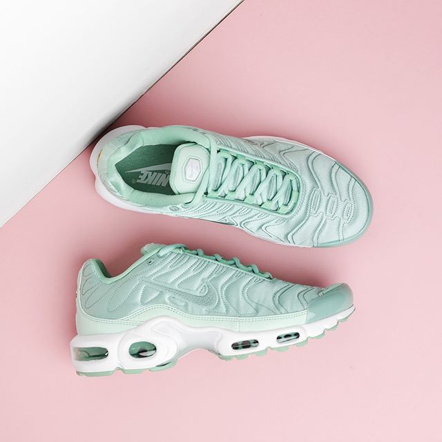 air max plus green and pink