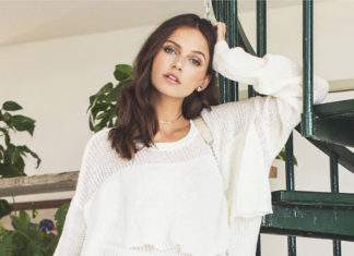 Street Style : streetstyleplatform:
White Loose Sweater
Stiped Palazzo Pants