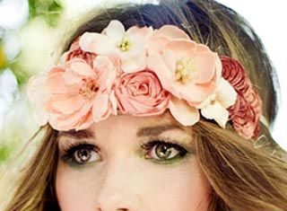 Wedding Hair With Flowers & jewels : Pelo largo suelto ondulado con tocado de flores en tonos salmón…