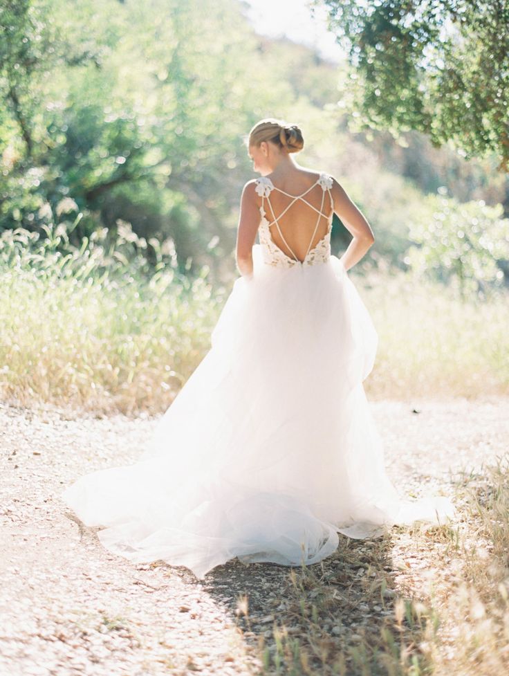 This fluffy tulle Hayley Paige wedding dress is a dream! Photography : Sara Weir...