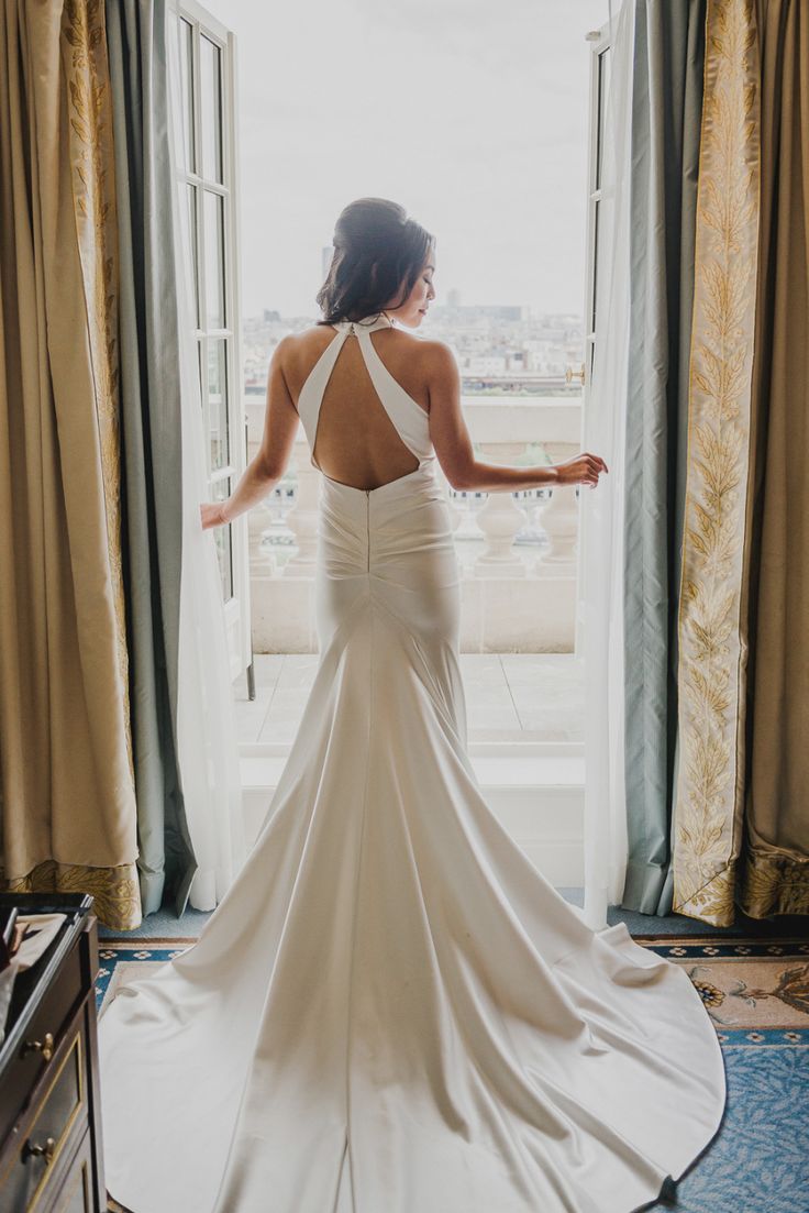 This bride's wedding dress is a dream! Photography : Claire Morris Photography R...