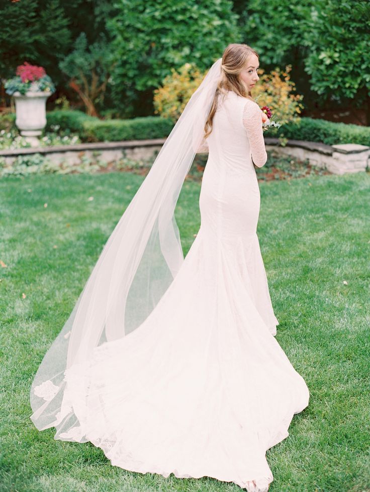 A cozy Fall backyard wedding PHOTOGRAPHER Clary Pfeiffer Photography VIDEOGRAPH...