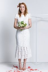 Vestido Guipir Fruta Cor - Vestido branco midi em guipir, com manguinha e ombreira, barrado com pregas.