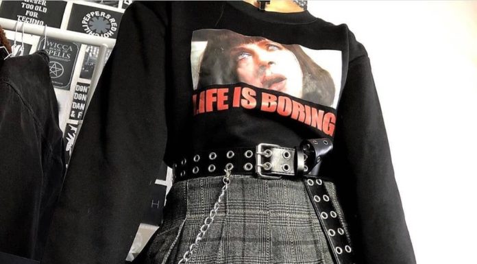 Grunge Outfits : ✨ grunge rock alternative ✨ on Instagram: “1 or 2? 🖤💛 📸: @mithara.bui . . . . . . .…”