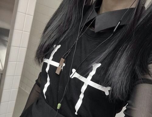 Grunge Outfits : 22 Fashion tips to rock the Nu-Goth style