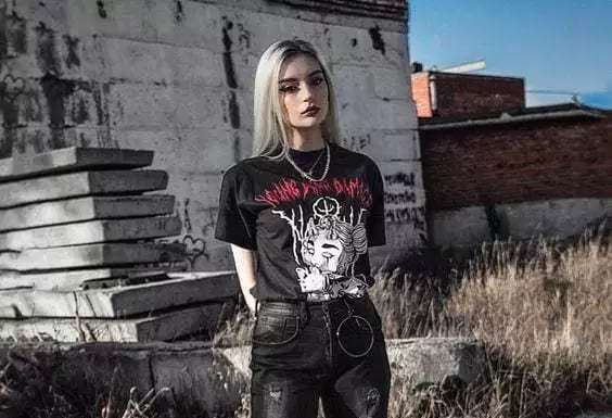 Grunge Outfits : 7 Tips For Girls Who Want to Pull-Off Cute Punk Outfits