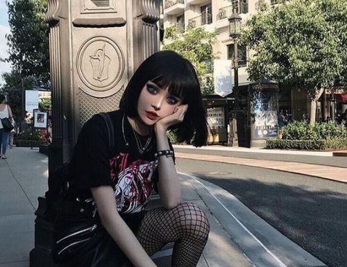 Grunge Outfits : 22 Latest Hairstyle Trends for Women in 2019