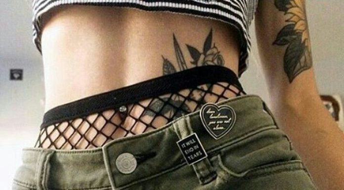 Grunge Outfits : Short pants with fishnets