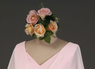 cocktail dress code : Robe cocktail courte indigo clair col v drapée avec manches cape