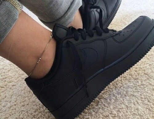 nike air force 1 black : 21 Ideas para fusionar un look noventero con uno actual