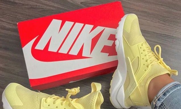 nike air huarache : Mariée A Un Footballeur Sans Le Savoir.