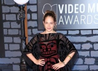ruth chris dress code : Jemima Kirke Photos Photos: Arrivals at the MTV Video Music Awards