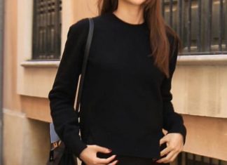 office dress code : Outfits that make you look put together like white tee and blue jeans.