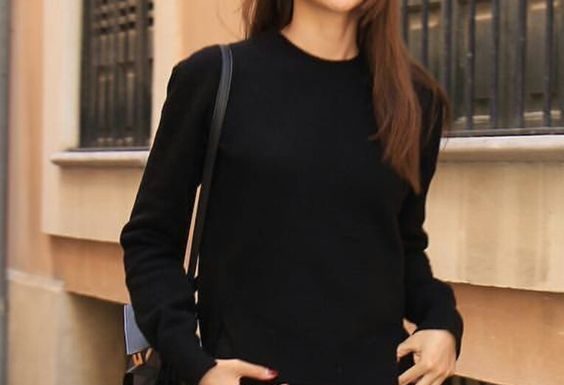 office dress code : Outfits that make you look put together like white tee and blue jeans.